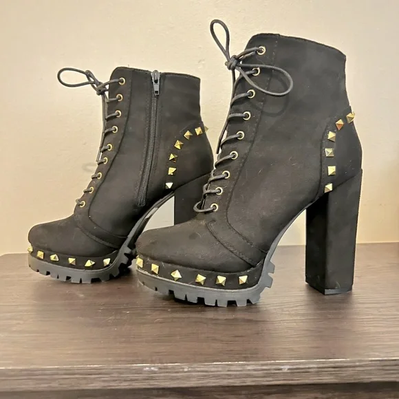 Black studded ankle boots - Picture 1 of 4